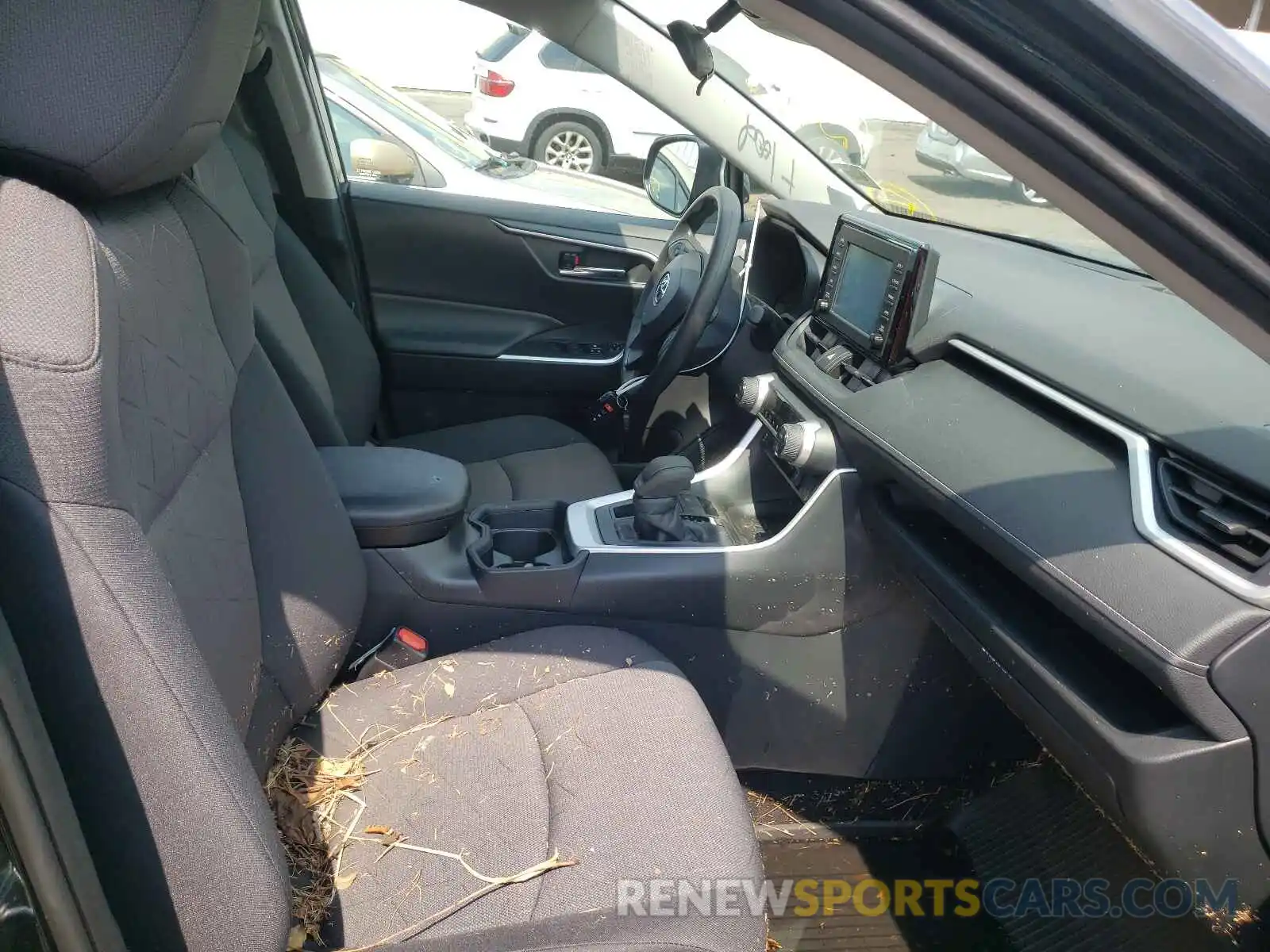 5 Photograph of a damaged car 2T3P1RFV0KW076321 TOYOTA RAV4 2019