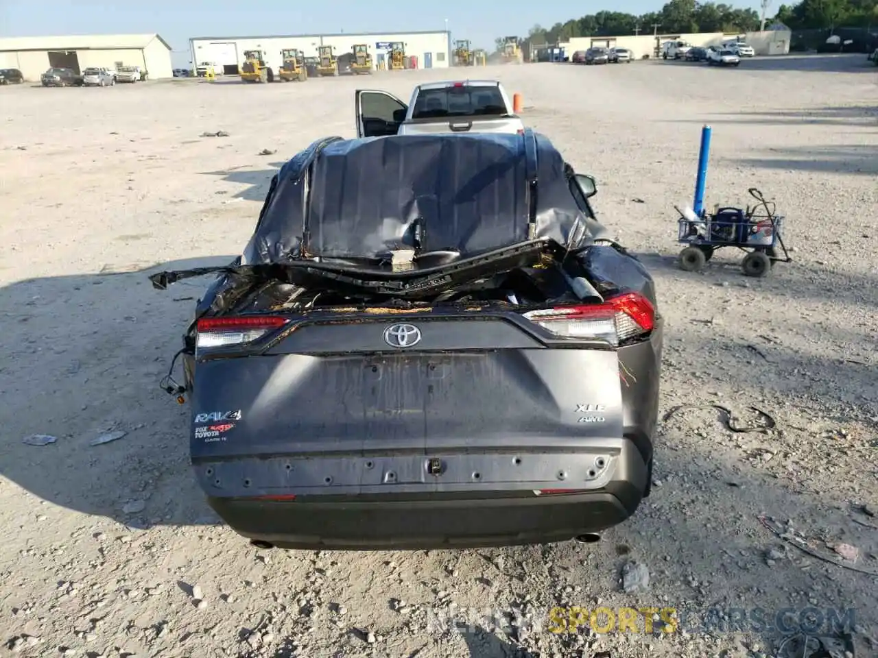 9 Photograph of a damaged car 2T3P1RFV0KW080899 TOYOTA RAV4 2019