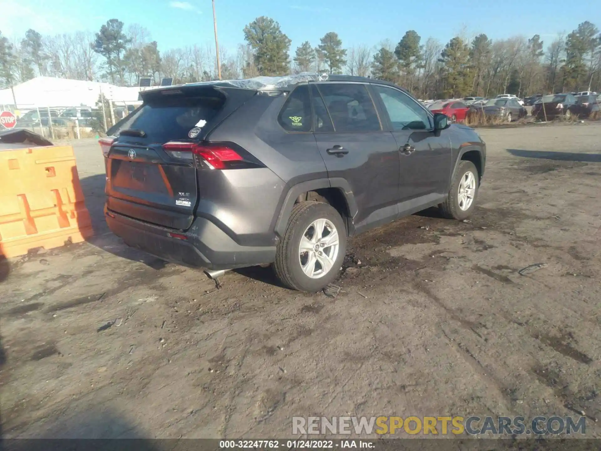 4 Photograph of a damaged car 2T3P1RFV2KW060332 TOYOTA RAV4 2019