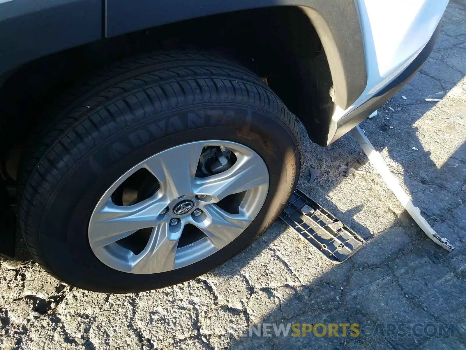 9 Photograph of a damaged car 2T3P1RFV3KC025946 TOYOTA RAV4 2019