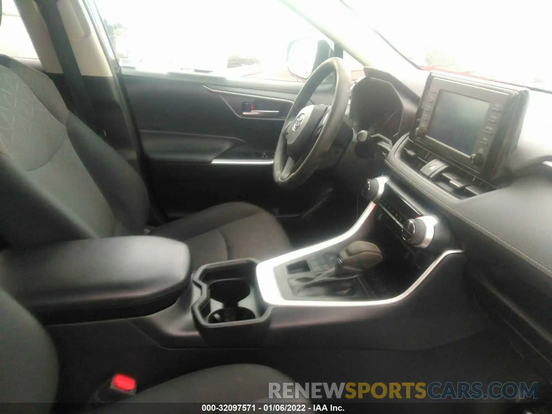 5 Photograph of a damaged car 2T3P1RFV4KW015814 TOYOTA RAV4 2019