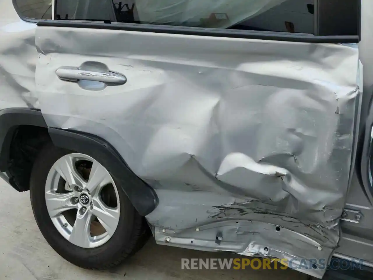 9 Photograph of a damaged car 2T3P1RFV4KW031124 TOYOTA RAV4 2019