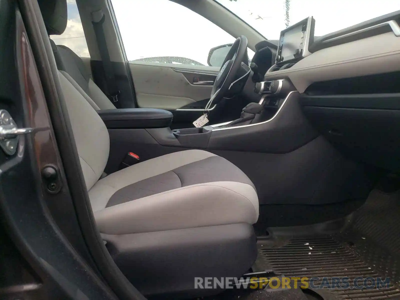 5 Photograph of a damaged car 2T3P1RFV4KW066360 TOYOTA RAV4 2019