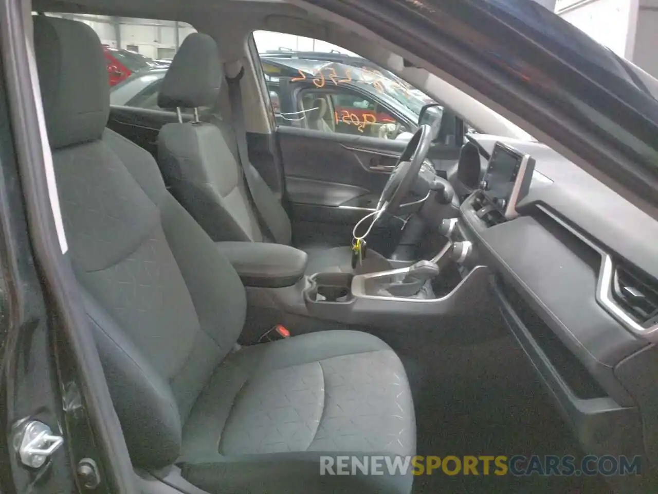 5 Photograph of a damaged car 2T3P1RFV5KC027939 TOYOTA RAV4 2019