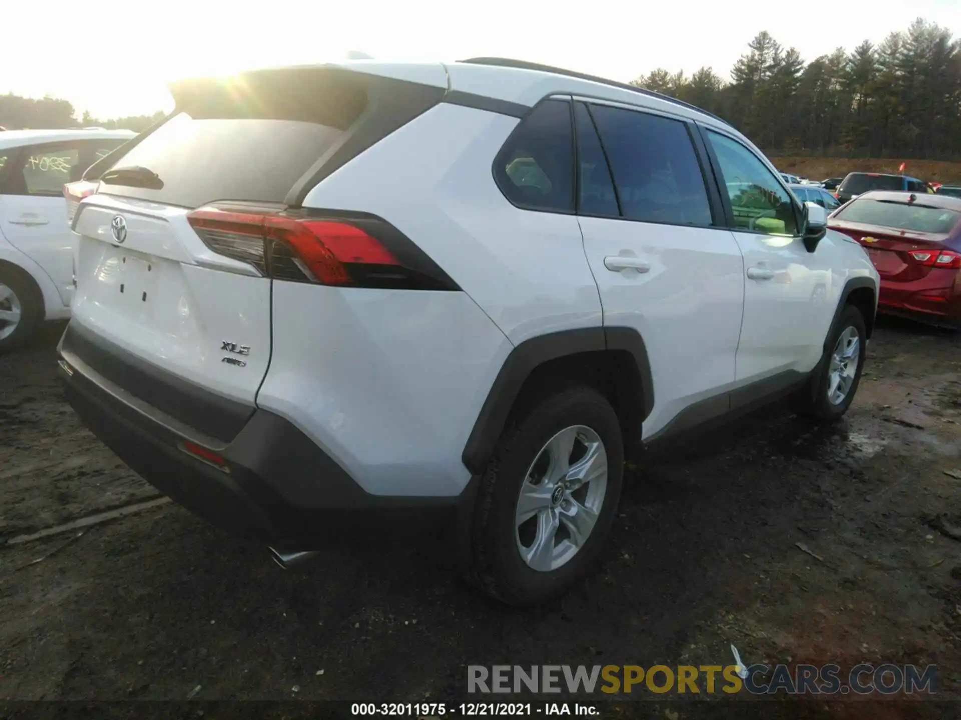 4 Photograph of a damaged car 2T3P1RFV5KW060275 TOYOTA RAV4 2019