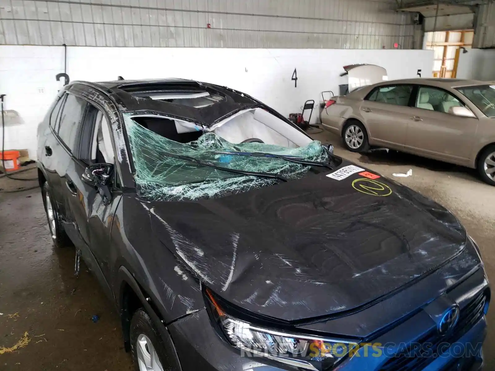 9 Photograph of a damaged car 2T3P1RFV9KW050350 TOYOTA RAV4 2019