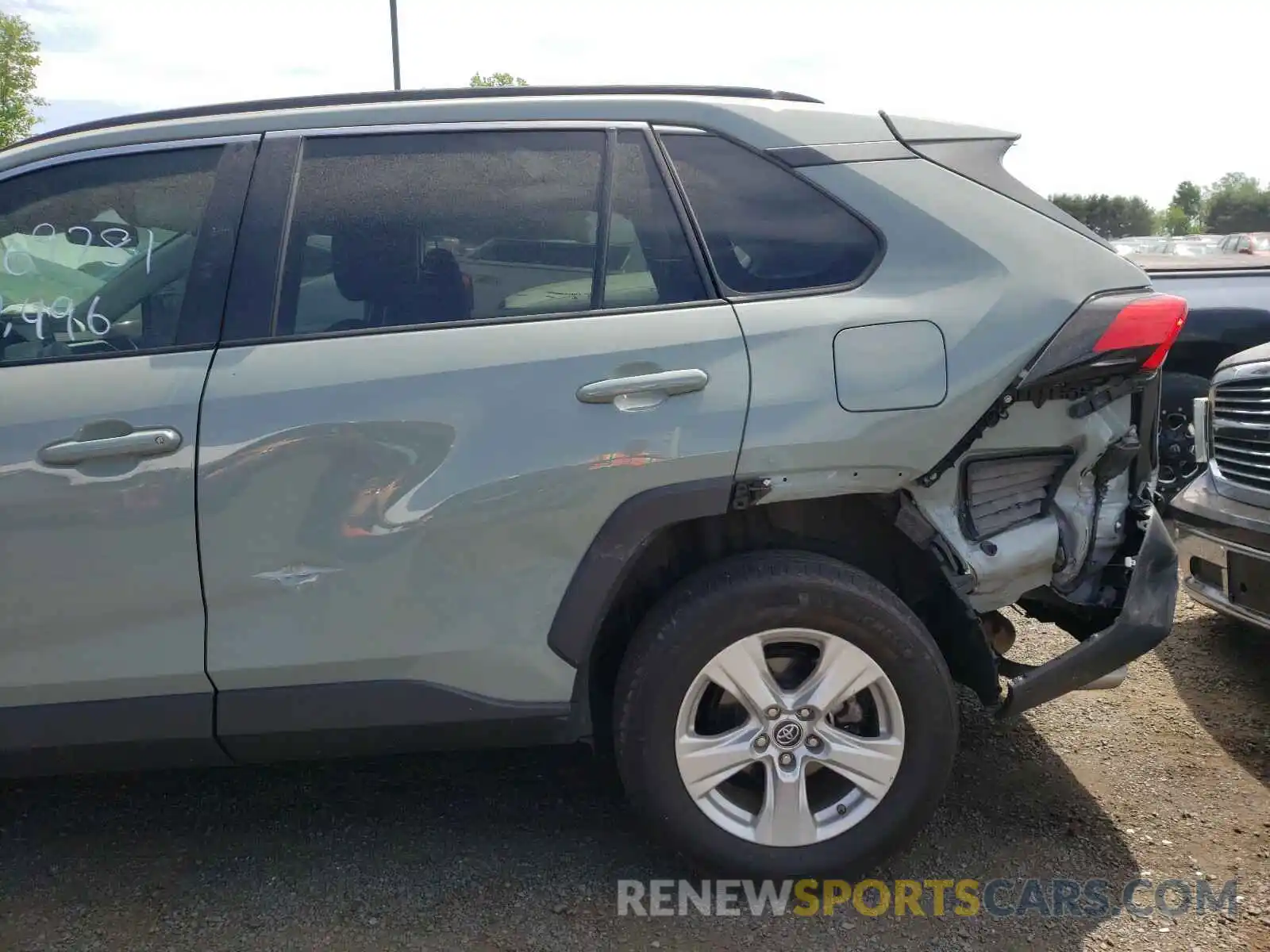 9 Photograph of a damaged car 2T3P1RFVXKC040864 TOYOTA RAV4 2019