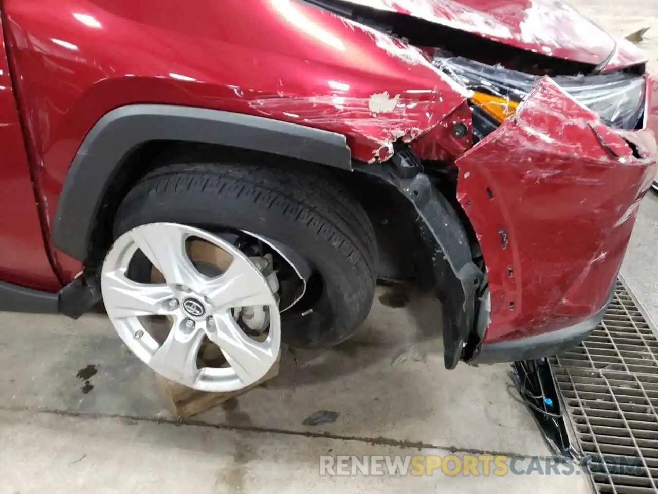 9 Photograph of a damaged car 2T3P1RFVXKW069005 TOYOTA RAV4 2019