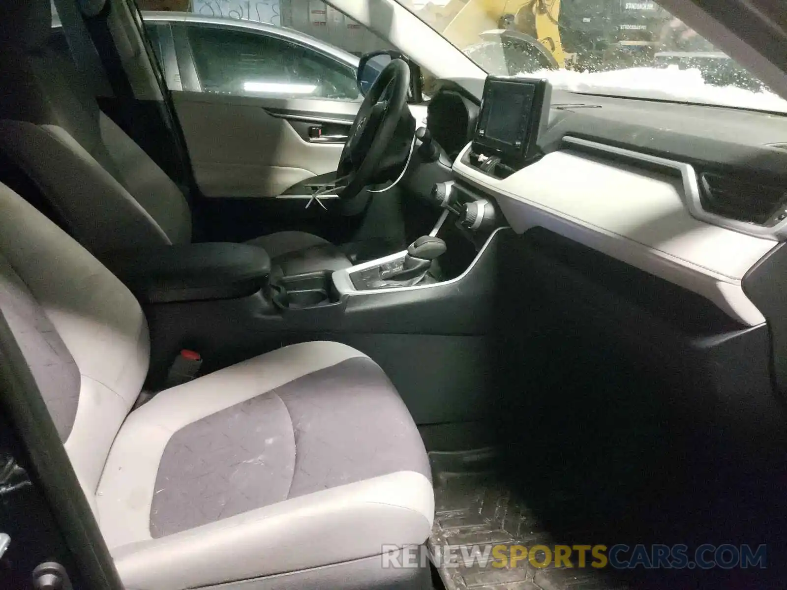 5 Photograph of a damaged car 2T3P1RFVXKW080389 TOYOTA RAV4 2019