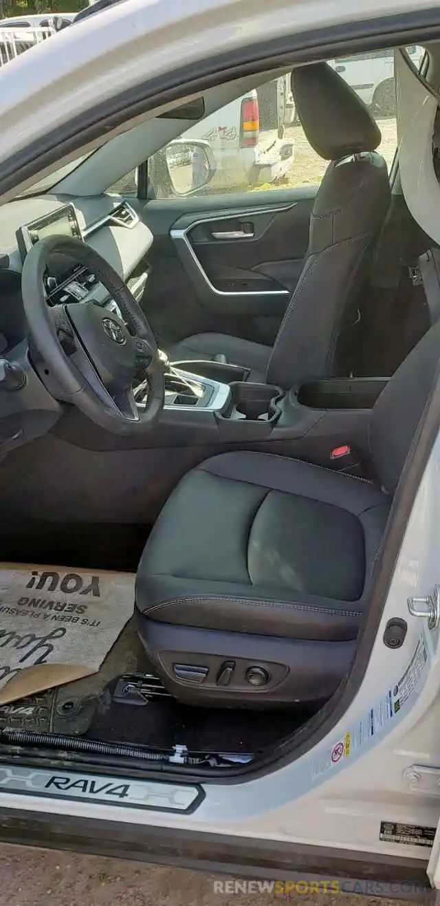 5 Photograph of a damaged car 2T3R1RFVXKW035767 TOYOTA RAV4 2019