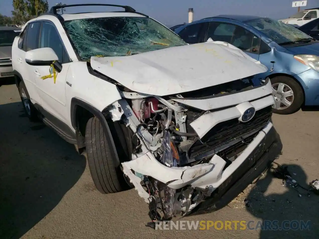 1 Photograph of a damaged car 2T3RWRFV0KW015349 TOYOTA RAV4 2019