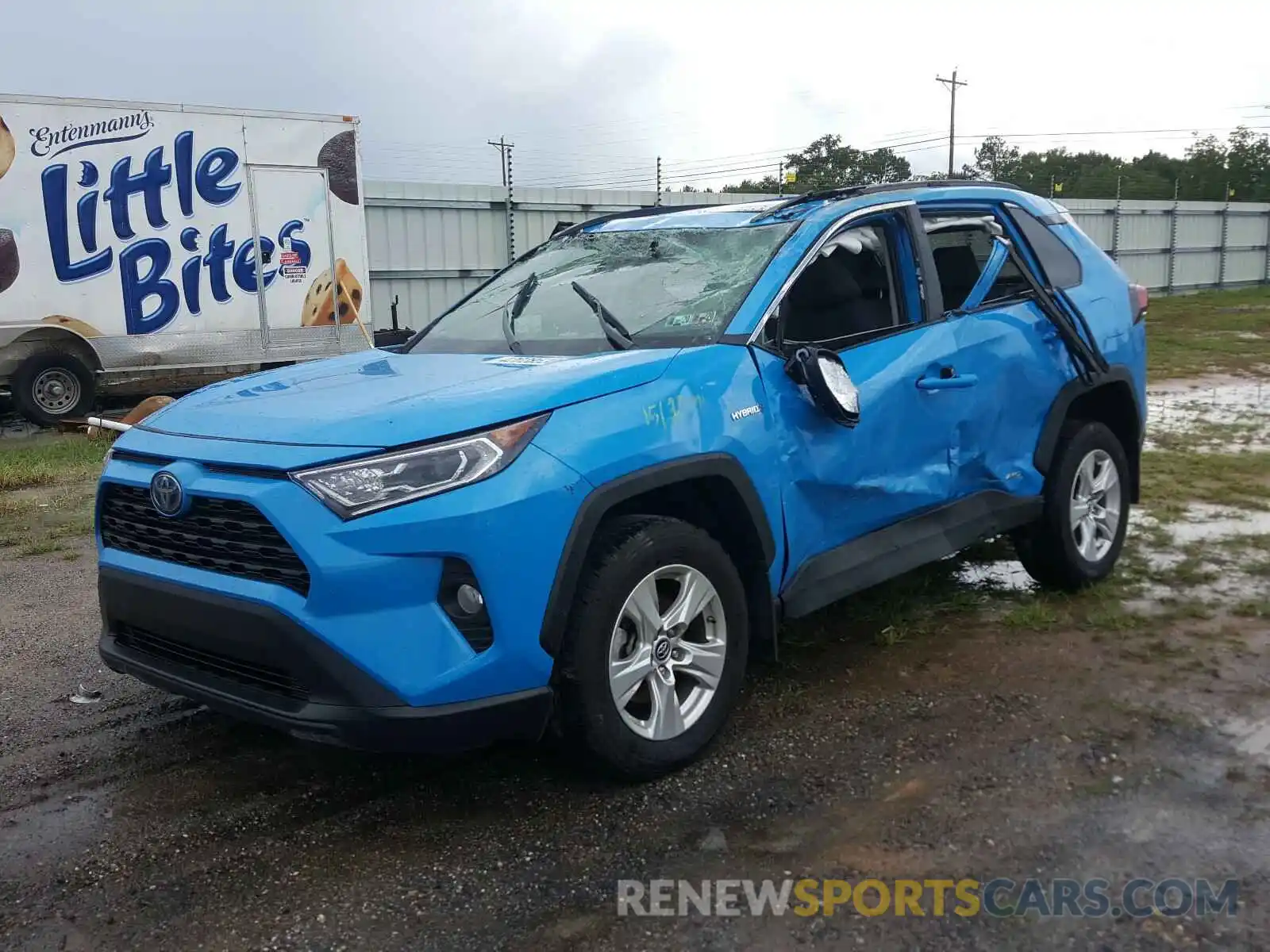 2 Photograph of a damaged car 2T3RWRFV0KW017795 TOYOTA RAV4 2019