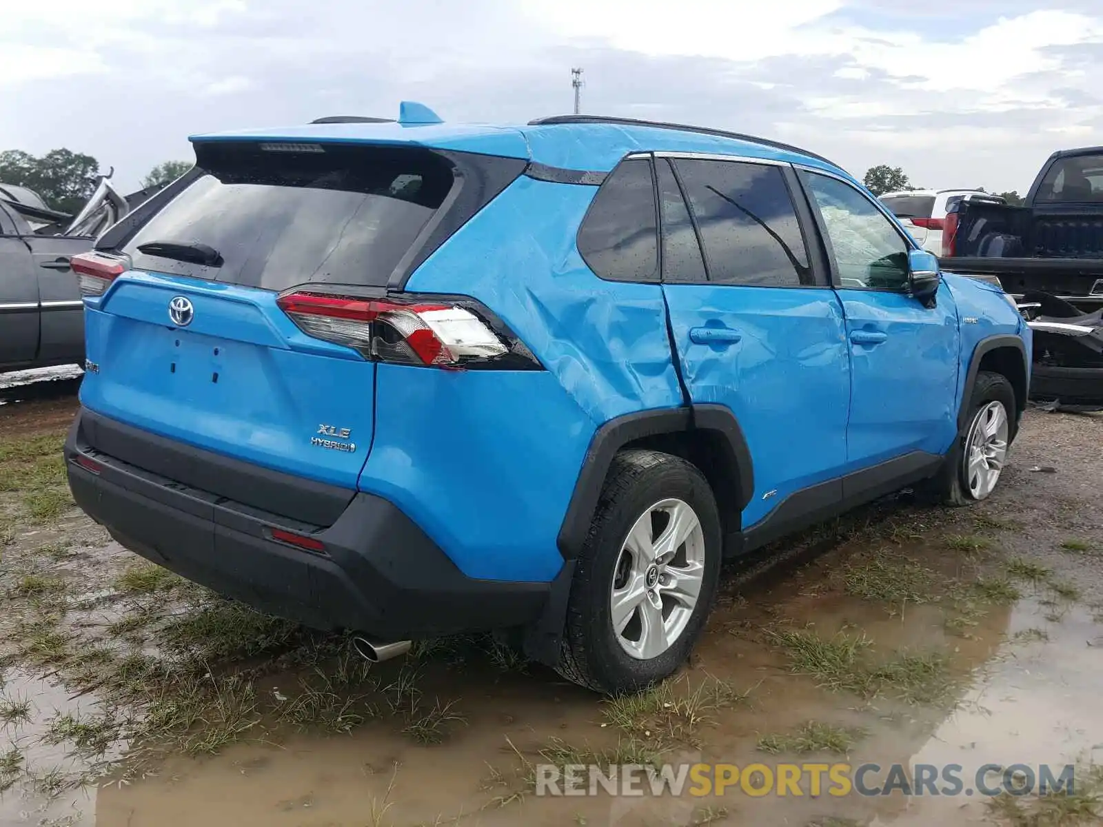 4 Photograph of a damaged car 2T3RWRFV0KW017795 TOYOTA RAV4 2019