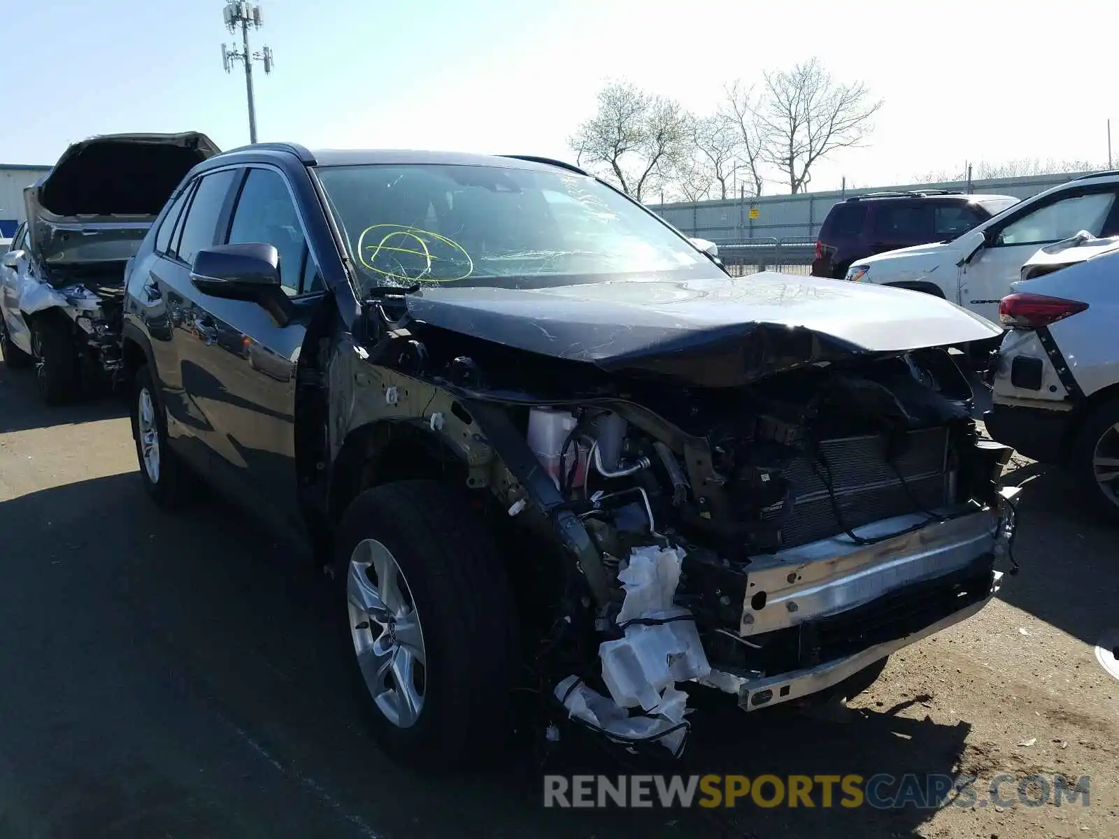 1 Photograph of a damaged car 2T3RWRFV0KW018316 TOYOTA RAV4 2019