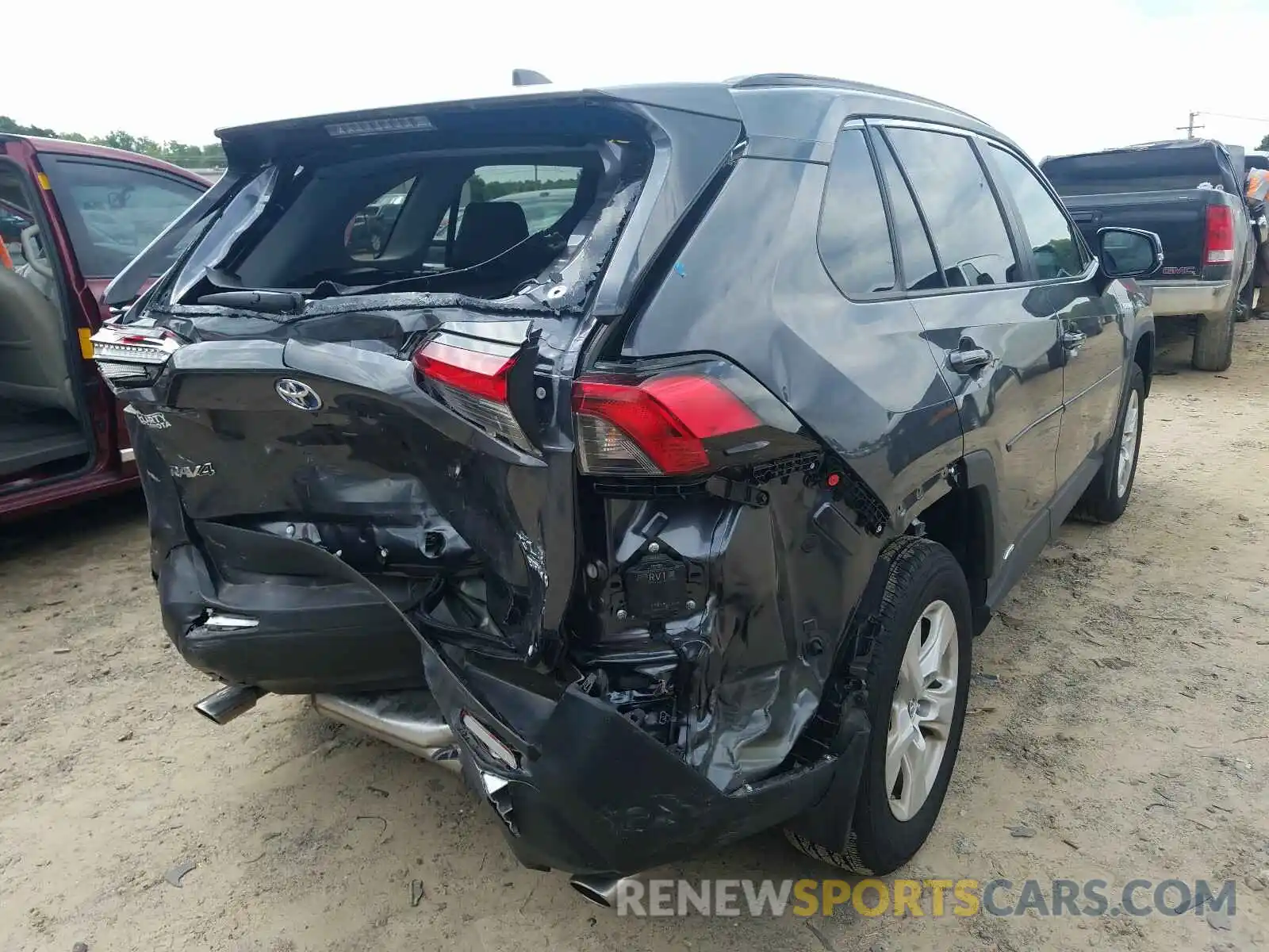 4 Photograph of a damaged car 2T3RWRFV0KW032443 TOYOTA RAV4 2019