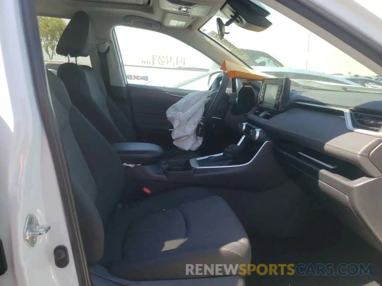 5 Photograph of a damaged car 2T3RWRFV1KW023900 TOYOTA RAV4 2019