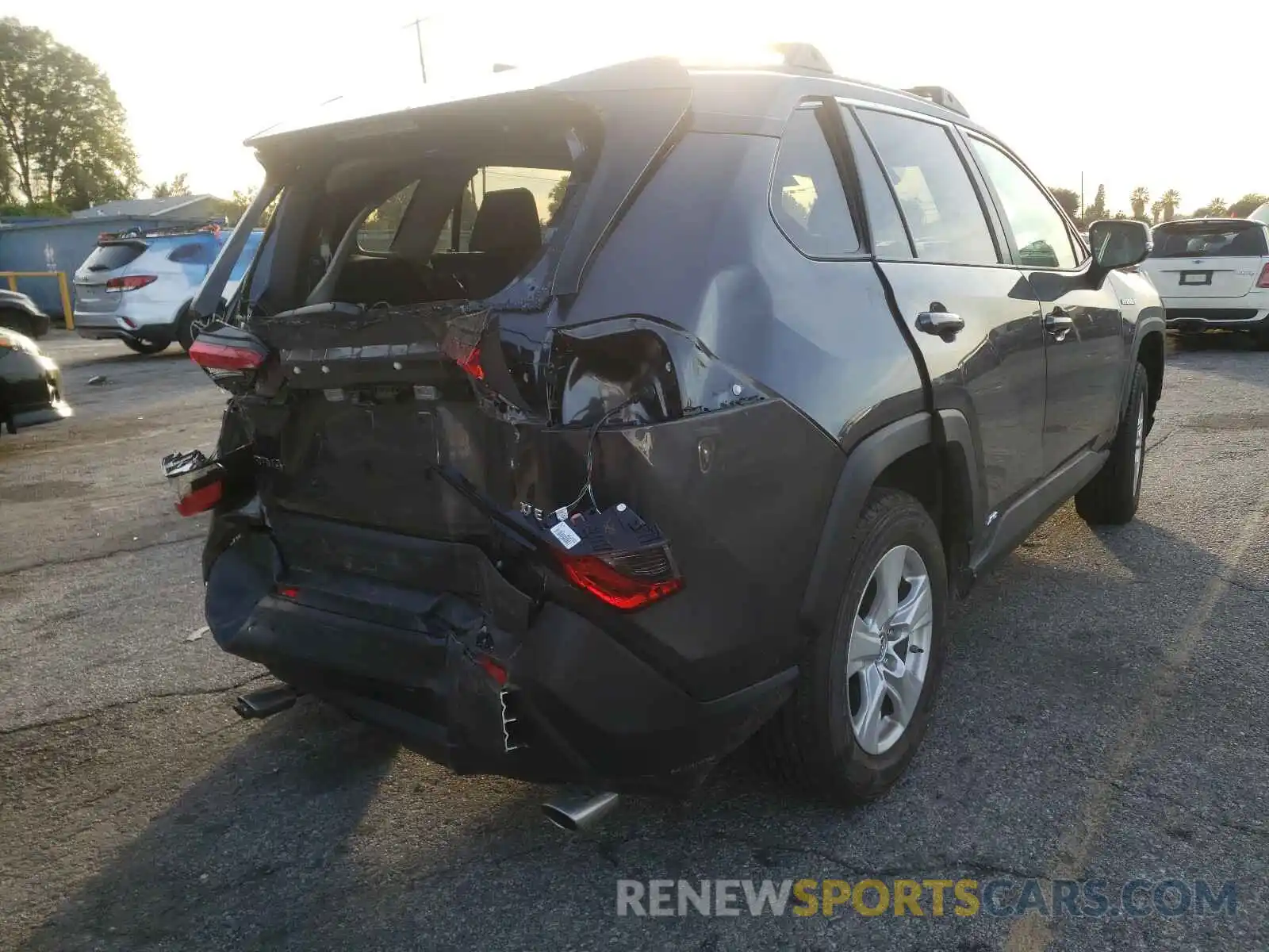 4 Photograph of a damaged car 2T3RWRFV1KW030524 TOYOTA RAV4 2019