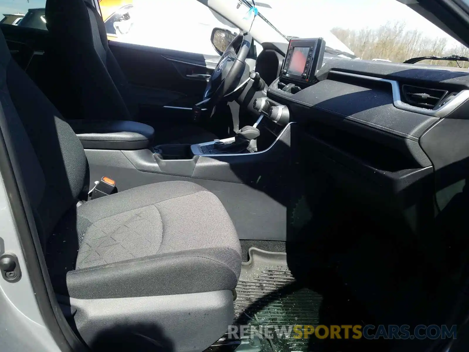 5 Photograph of a damaged car 2T3RWRFV2KW012954 TOYOTA RAV4 2019