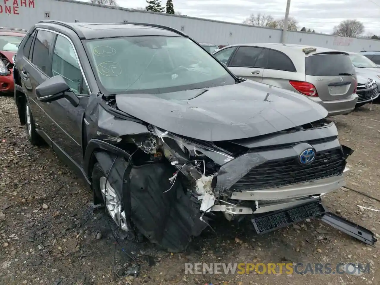 1 Photograph of a damaged car 2T3RWRFV2KW019953 TOYOTA RAV4 2019