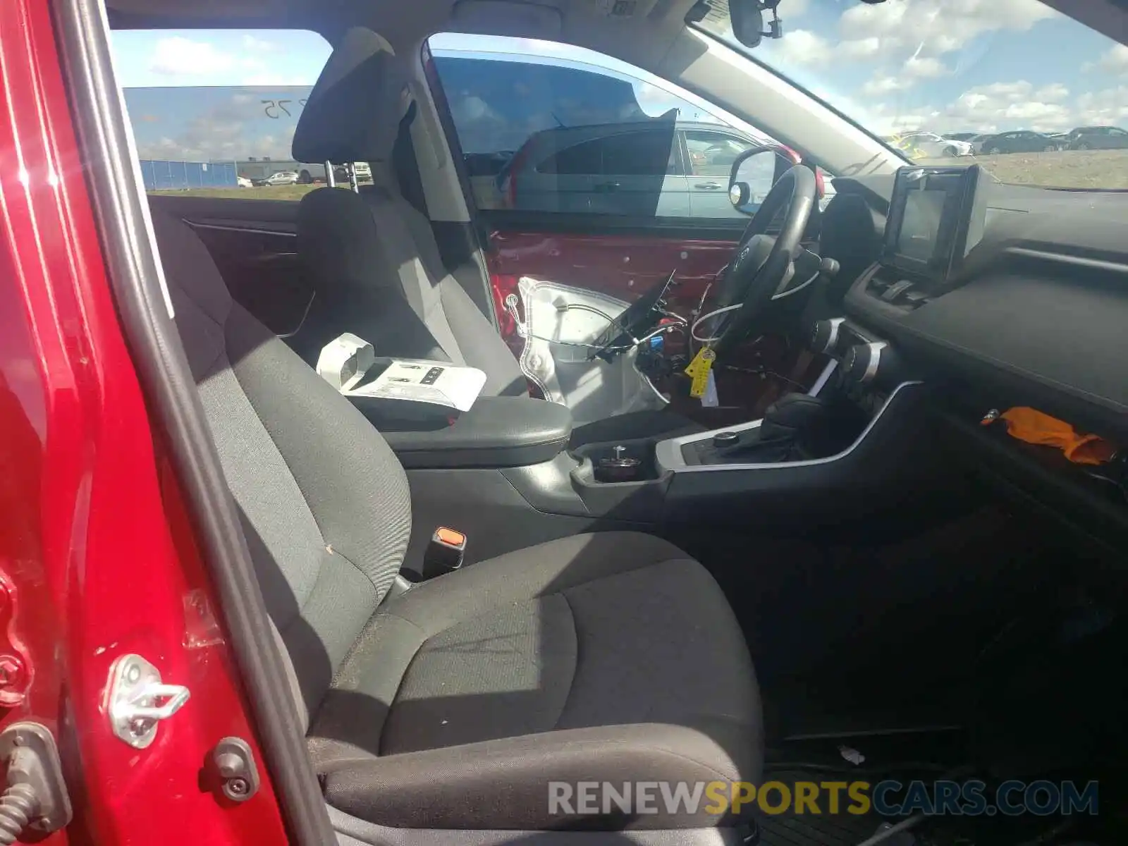 5 Photograph of a damaged car 2T3RWRFV2KW034890 TOYOTA RAV4 2019