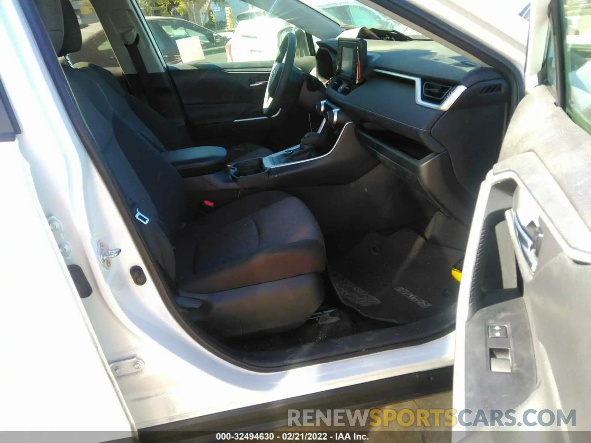 5 Photograph of a damaged car 2T3RWRFV2KW042438 TOYOTA RAV4 2019