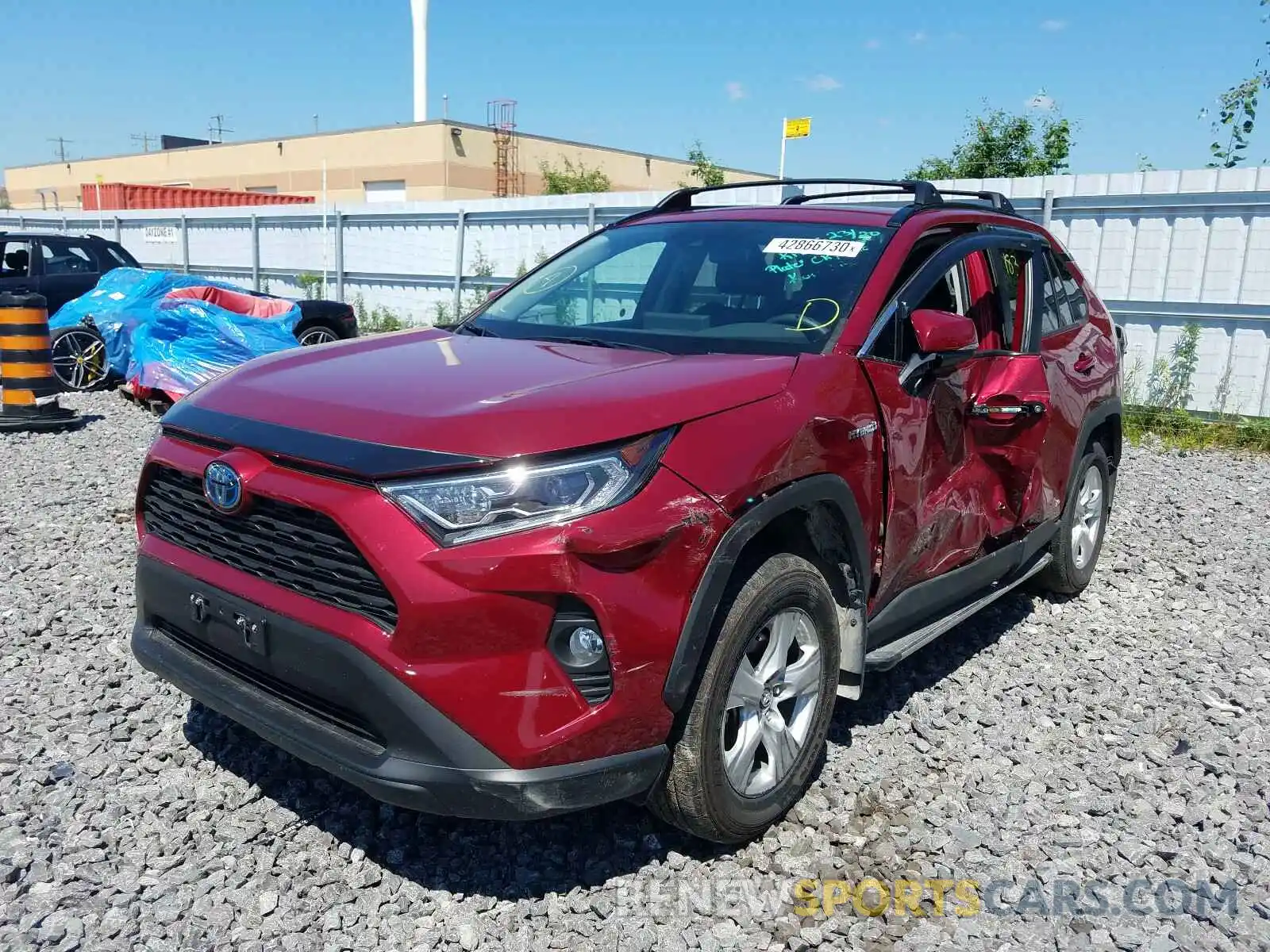 2 Photograph of a damaged car 2T3RWRFV2KW044285 TOYOTA RAV4 2019