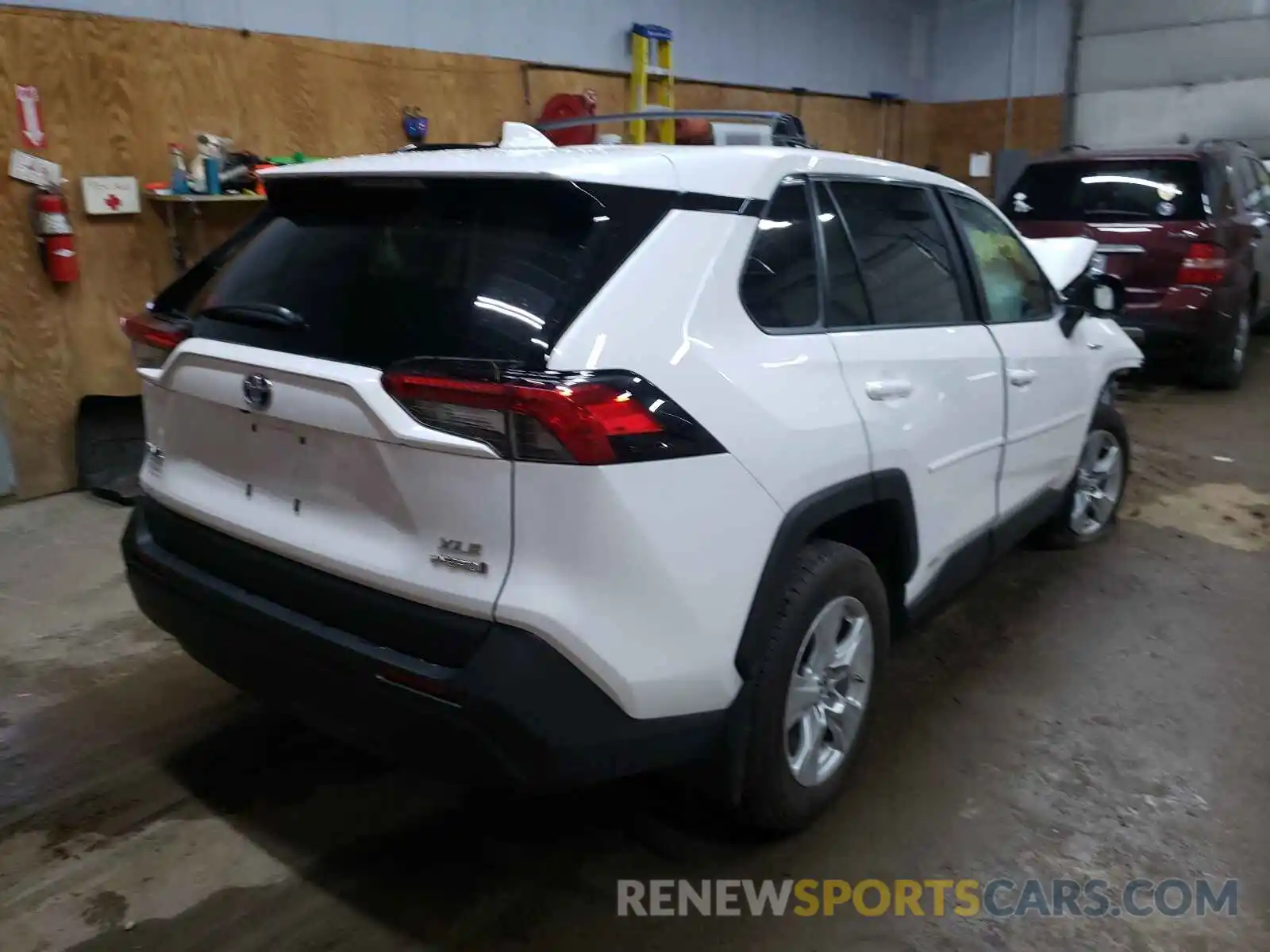 4 Photograph of a damaged car 2T3RWRFV3KW033229 TOYOTA RAV4 2019