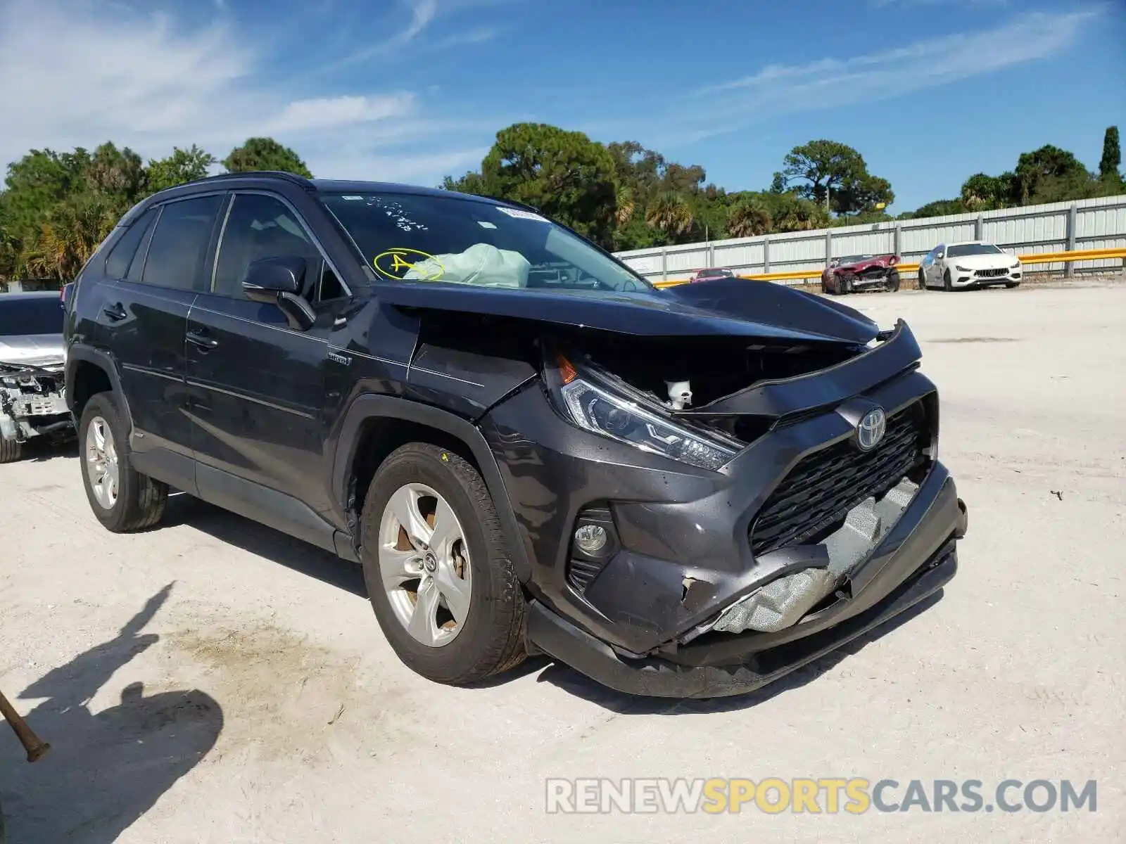 1 Photograph of a damaged car 2T3RWRFV4KW027097 TOYOTA RAV4 2019