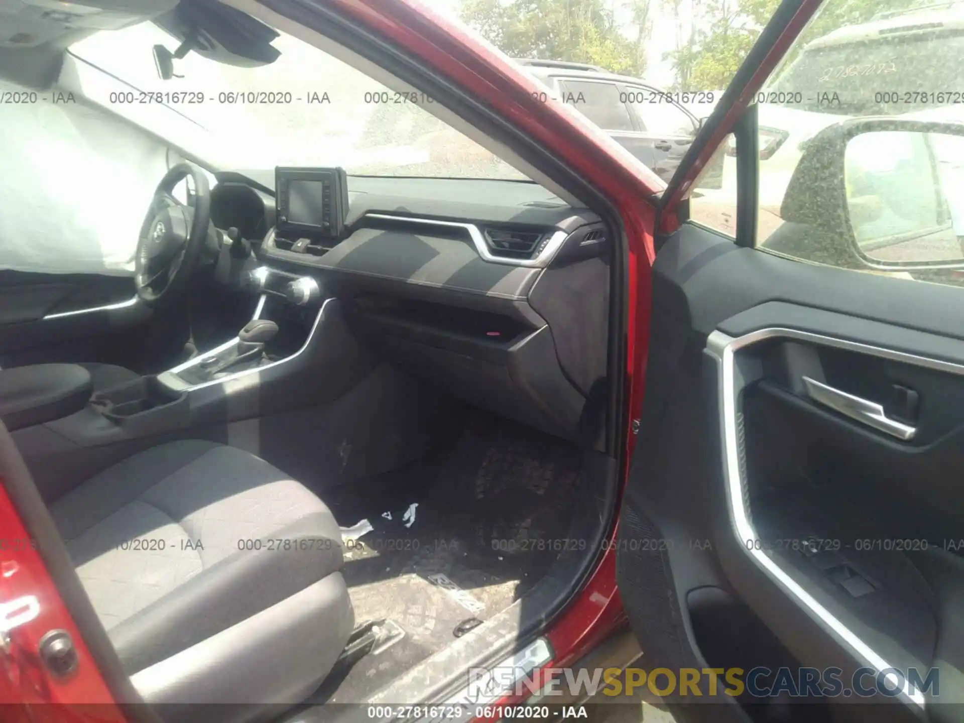 5 Photograph of a damaged car 2T3RWRFV4KW027164 TOYOTA RAV4 2019