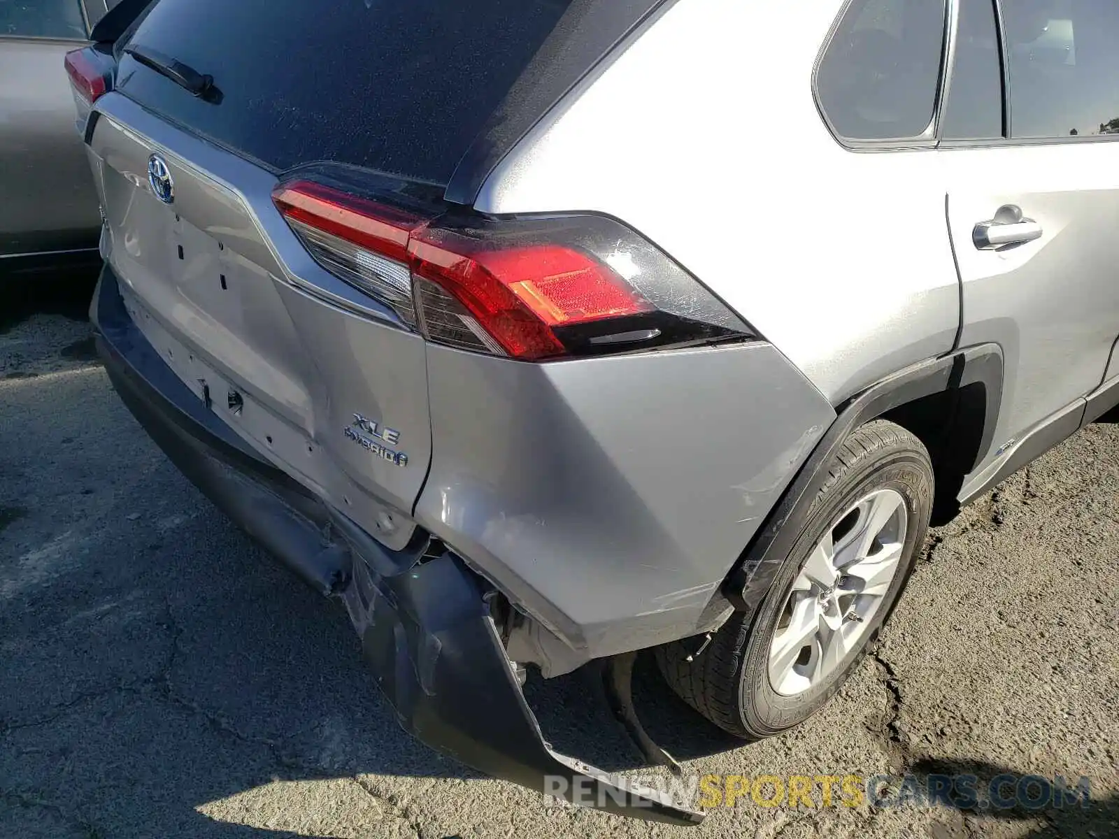 9 Photograph of a damaged car 2T3RWRFV4KW029917 TOYOTA RAV4 2019