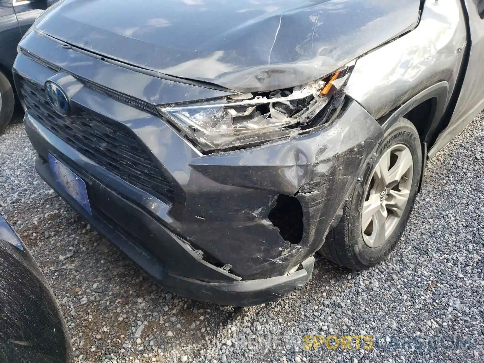 9 Photograph of a damaged car 2T3RWRFV5KW013824 TOYOTA RAV4 2019