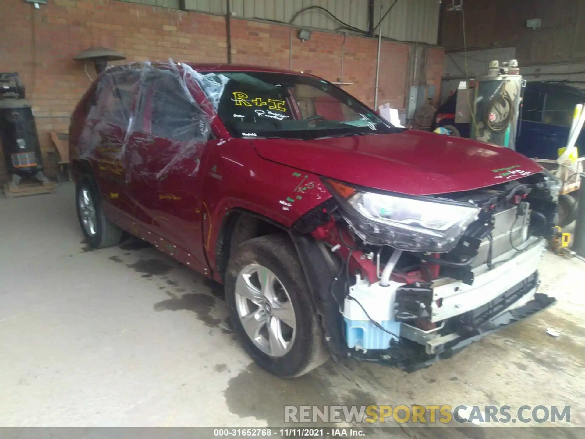 1 Photograph of a damaged car 2T3RWRFV5KW024449 TOYOTA RAV4 2019