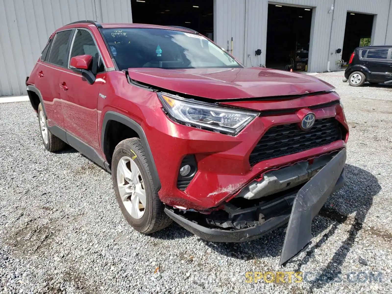 1 Photograph of a damaged car 2T3RWRFV5KW038772 TOYOTA RAV4 2019