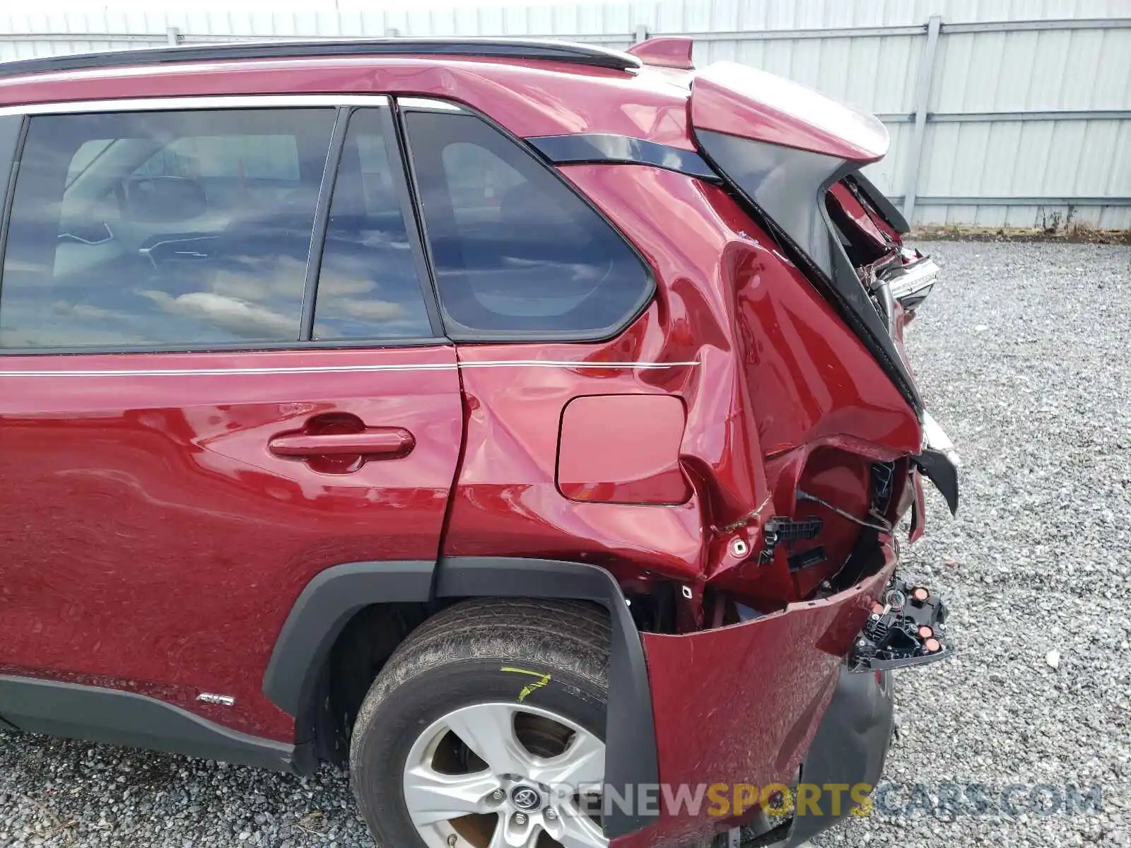 9 Photograph of a damaged car 2T3RWRFV5KW038772 TOYOTA RAV4 2019