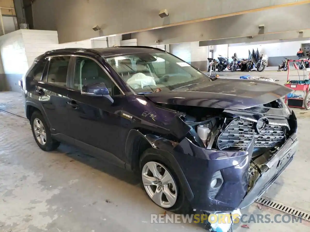 1 Photograph of a damaged car 2T3RWRFV6KW017509 TOYOTA RAV4 2019