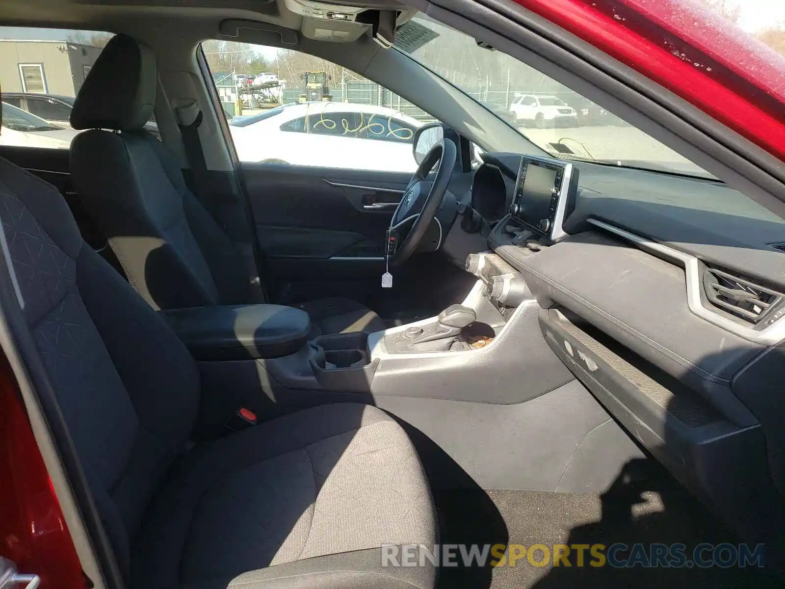 5 Photograph of a damaged car 2T3RWRFV7KW041043 TOYOTA RAV4 2019