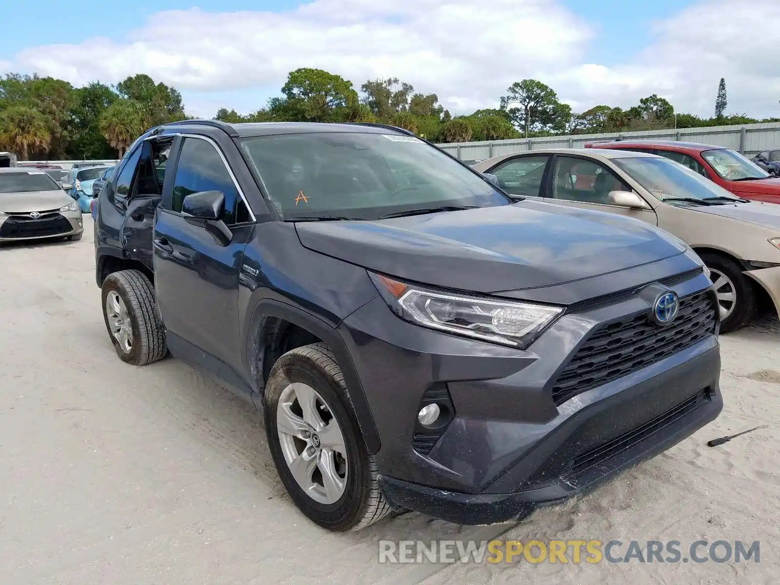 1 Photograph of a damaged car 2T3RWRFV8KW019567 TOYOTA RAV4 2019