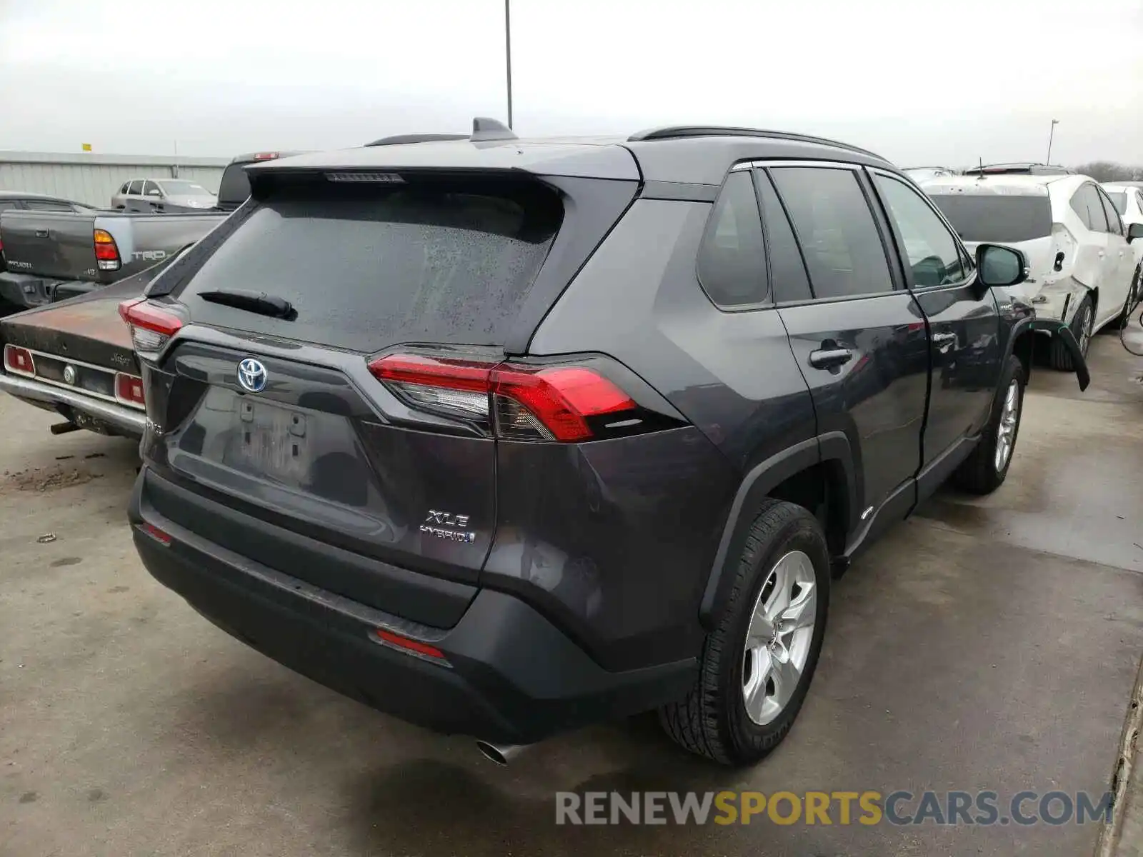 4 Photograph of a damaged car 2T3RWRFV8KW021111 TOYOTA RAV4 2019