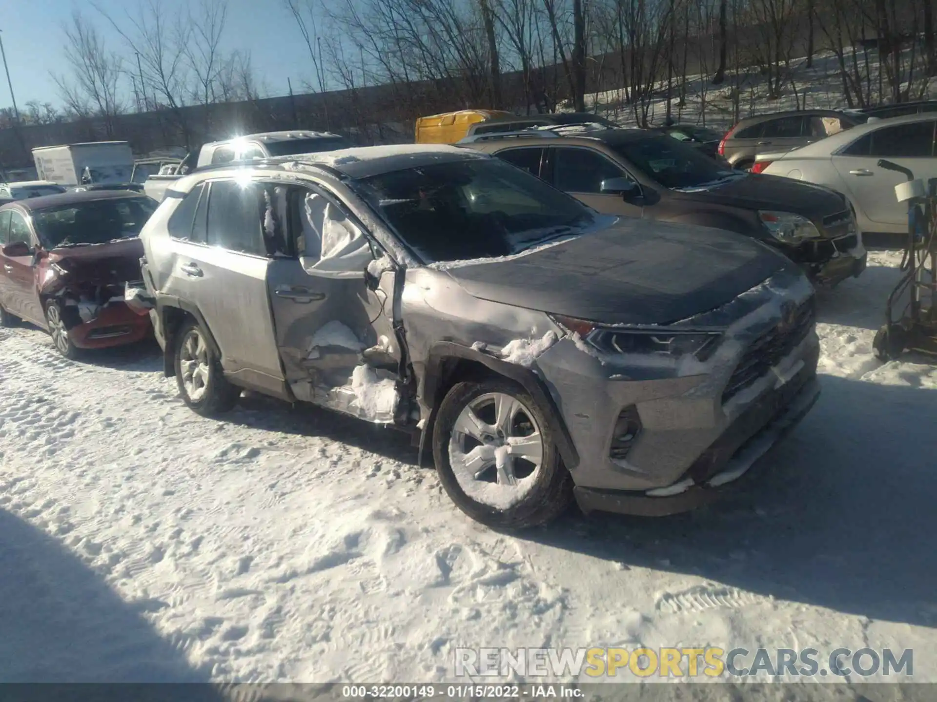 1 Photograph of a damaged car 2T3RWRFV8KW023702 TOYOTA RAV4 2019