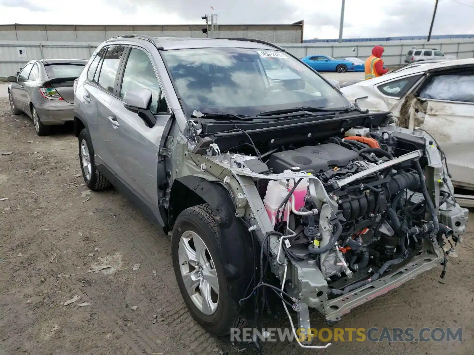 1 Photograph of a damaged car 2T3RWRFV8KW024770 TOYOTA RAV4 2019