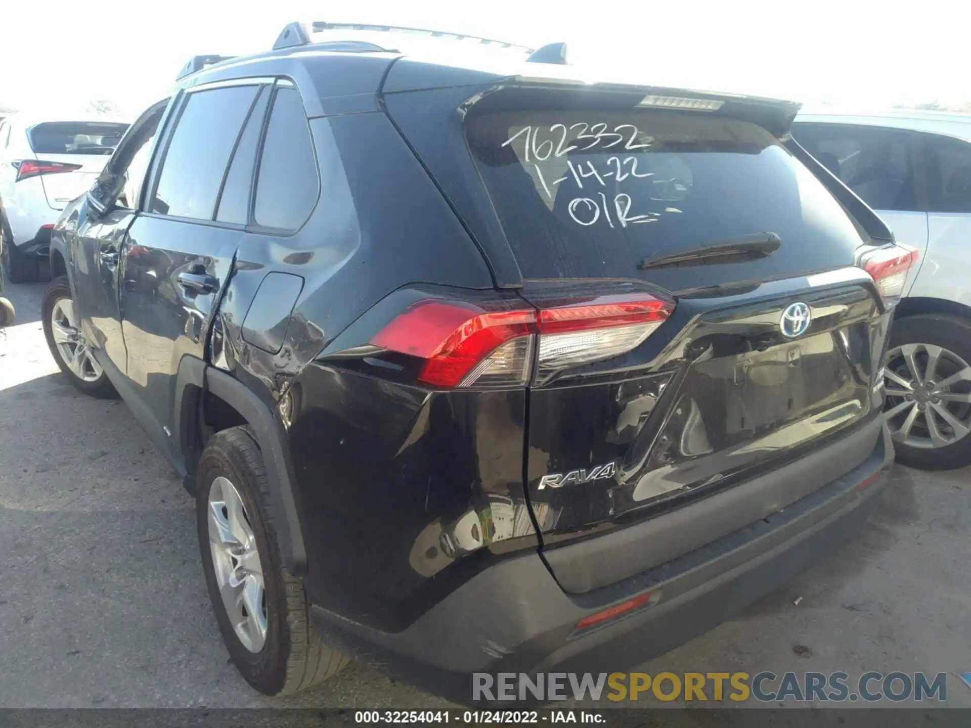 3 Photograph of a damaged car 2T3RWRFV8KW041195 TOYOTA RAV4 2019