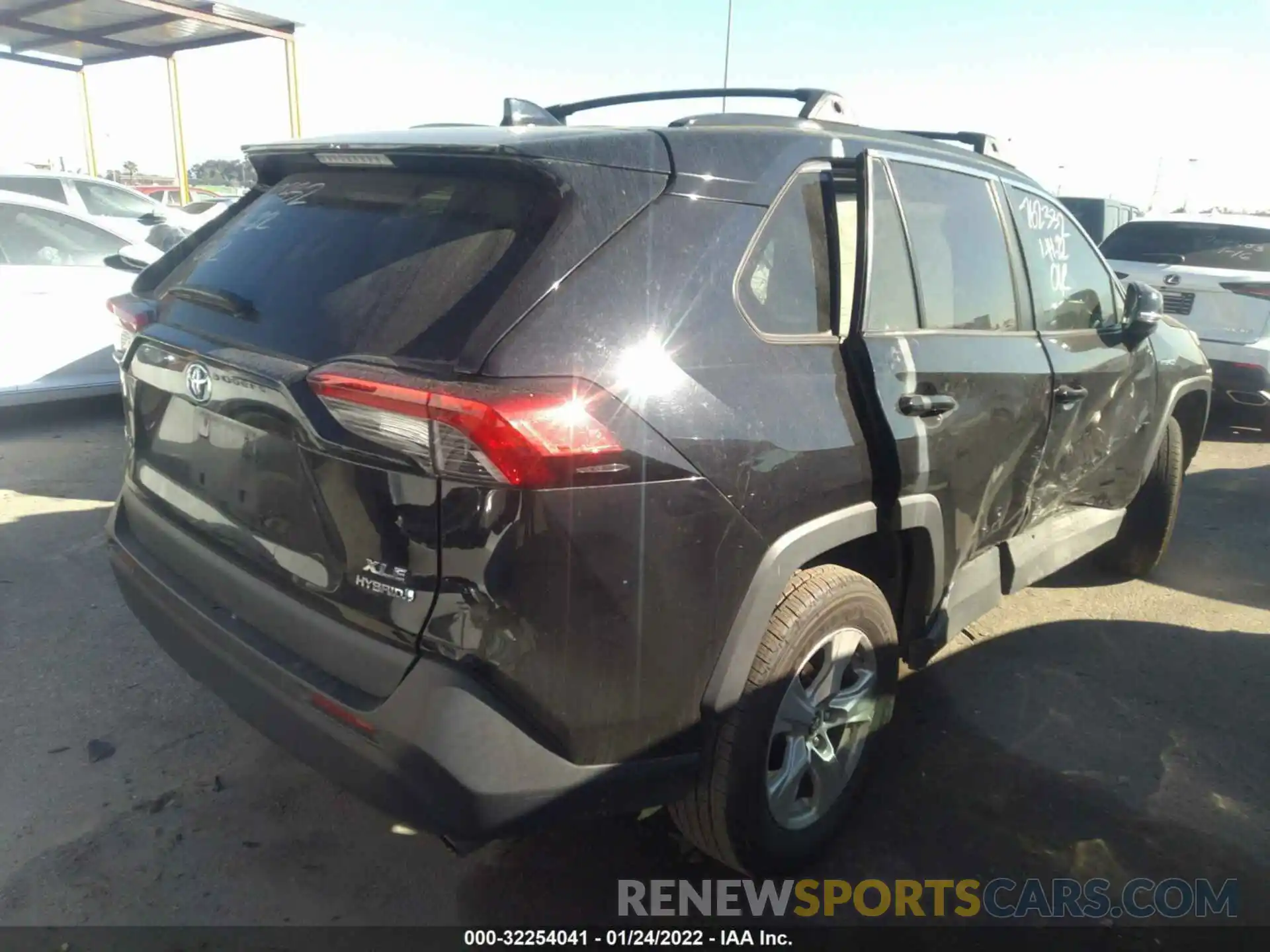 4 Photograph of a damaged car 2T3RWRFV8KW041195 TOYOTA RAV4 2019