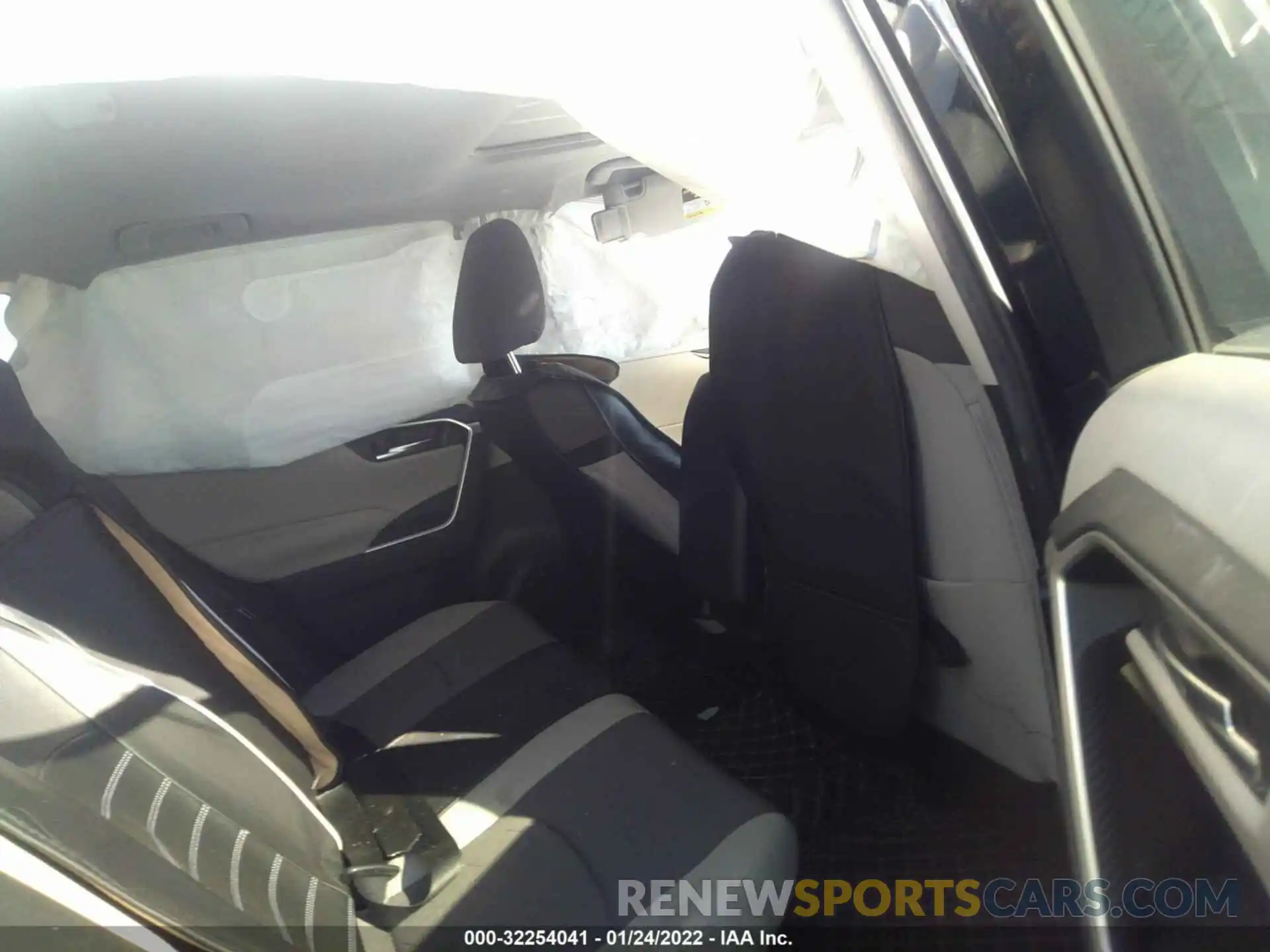 8 Photograph of a damaged car 2T3RWRFV8KW041195 TOYOTA RAV4 2019