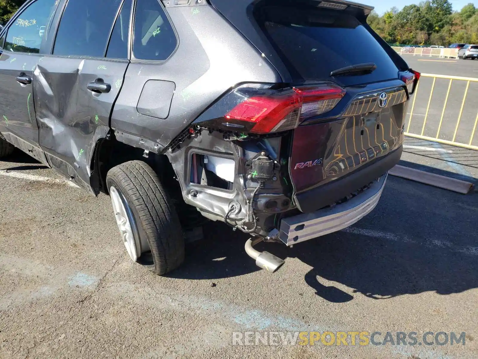 9 Photograph of a damaged car 2T3RWRFV9KW005774 TOYOTA RAV4 2019