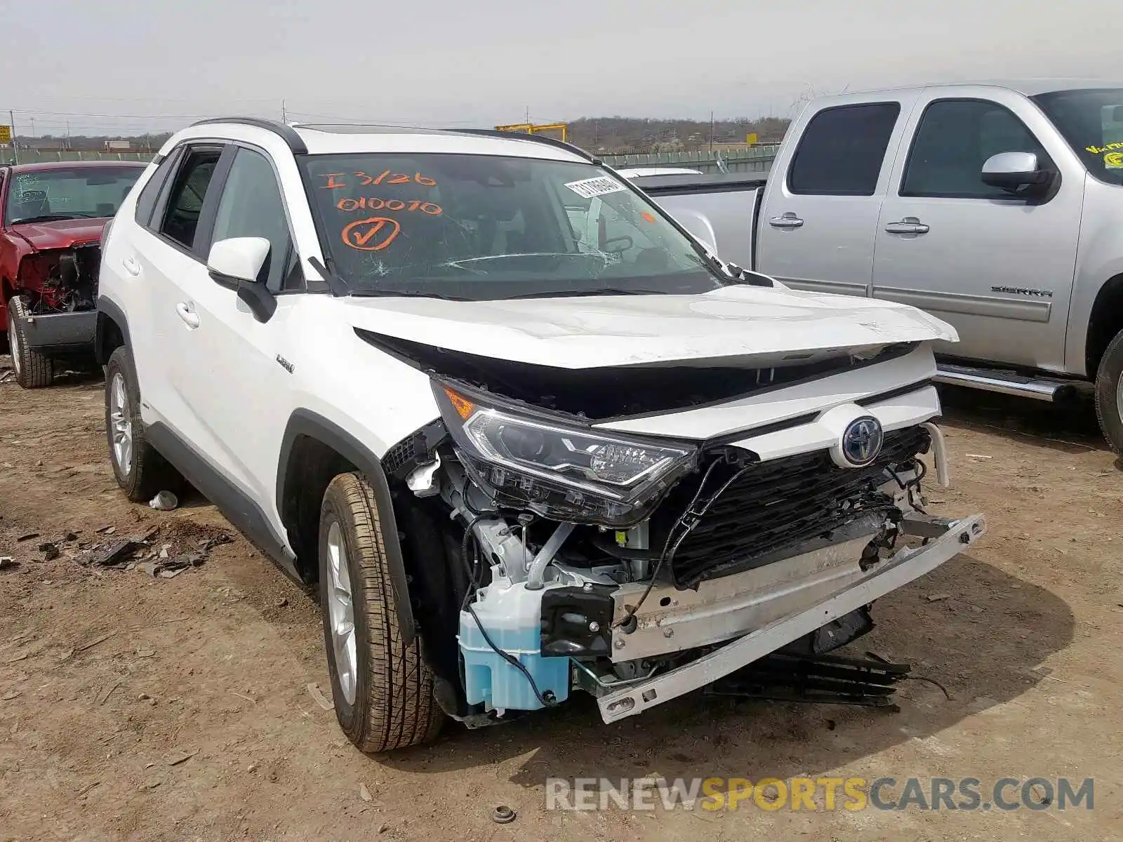 1 Photograph of a damaged car 2T3RWRFV9KW010070 TOYOTA RAV4 2019