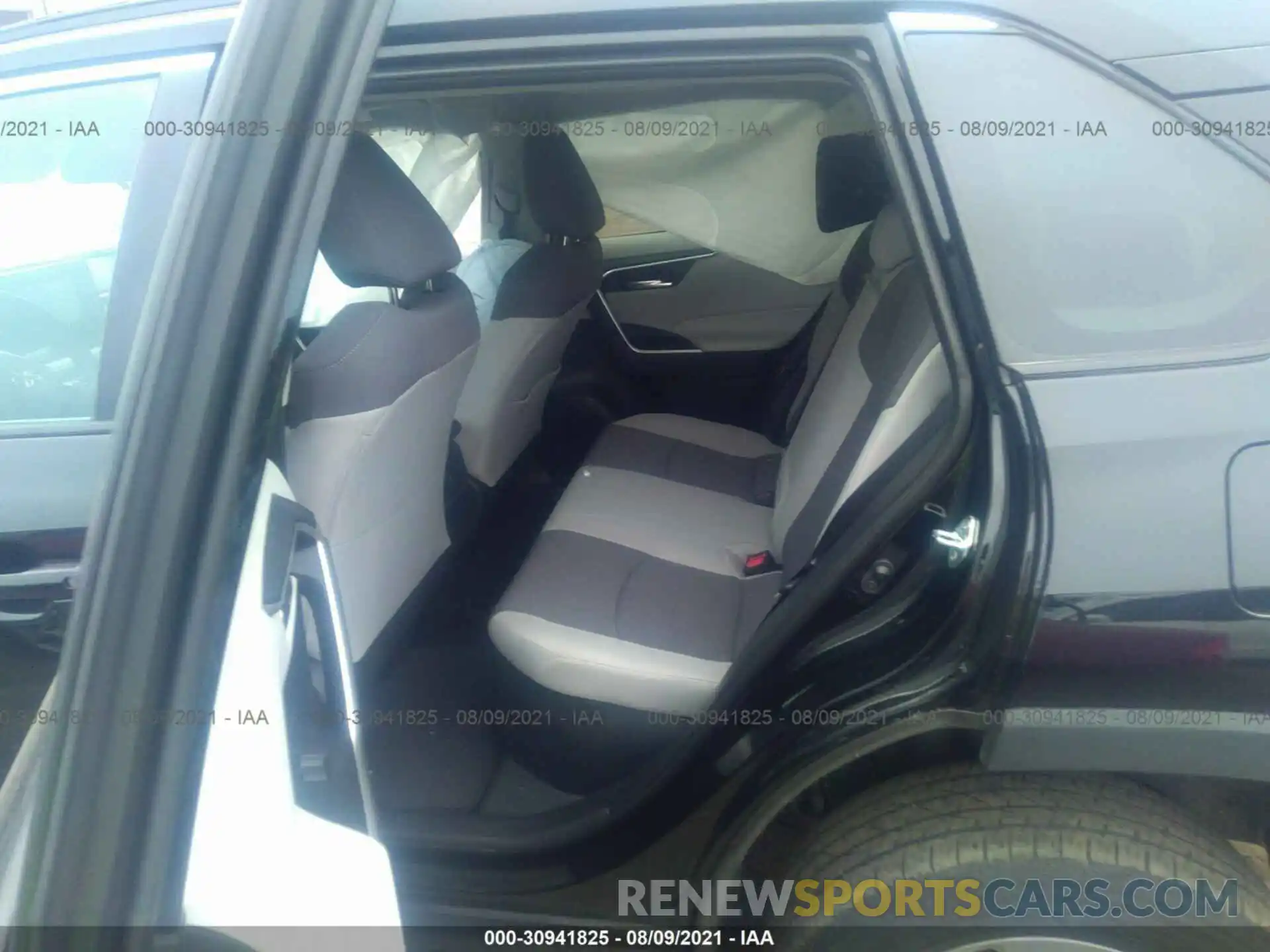 8 Photograph of a damaged car 2T3RWRFV9KW027578 TOYOTA RAV4 2019