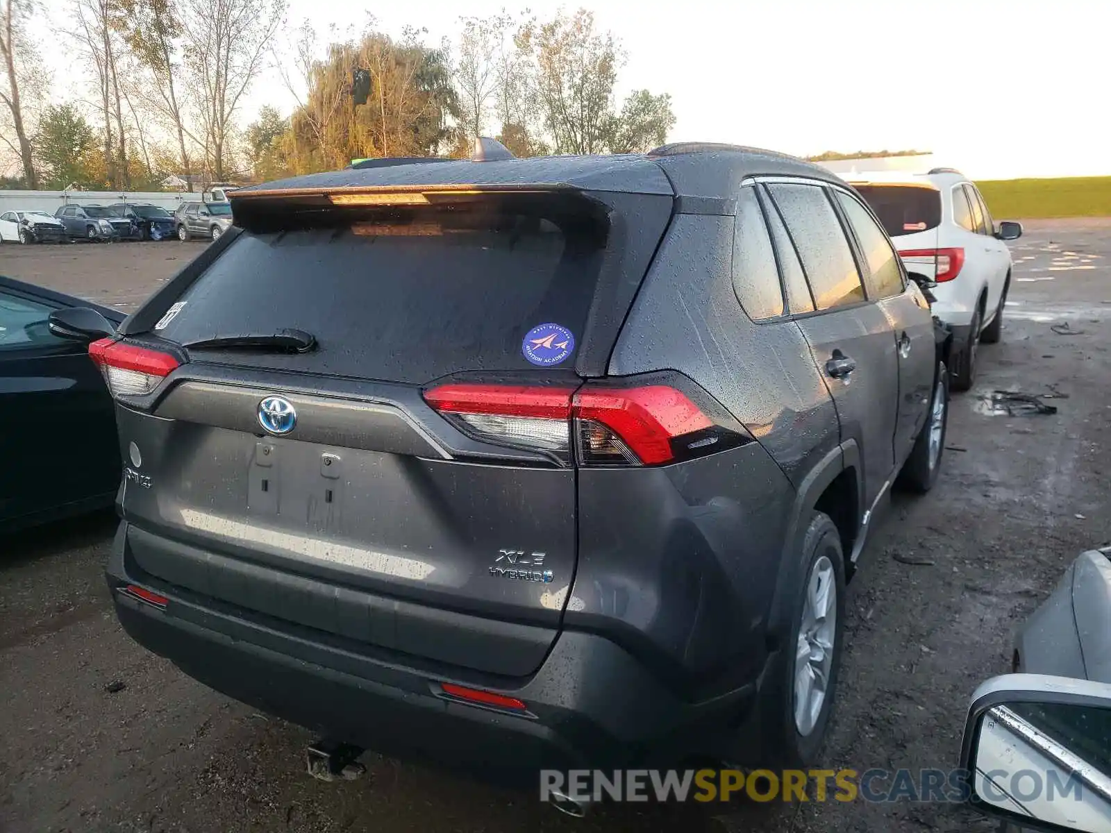 4 Photograph of a damaged car 2T3RWRFV9KW037690 TOYOTA RAV4 2019