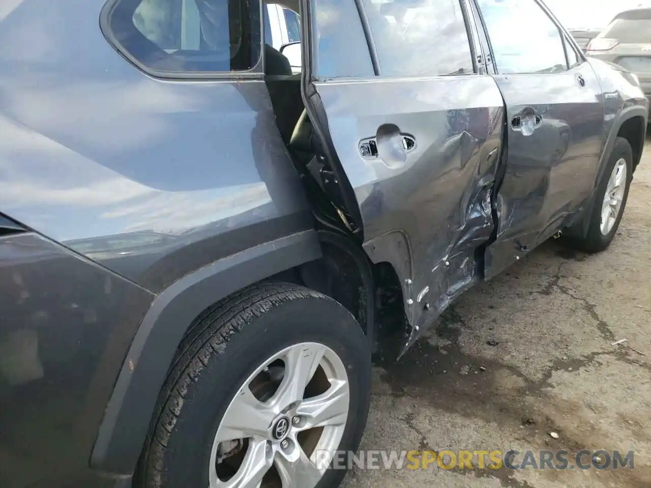 9 Photograph of a damaged car 2T3RWRFVXKW005816 TOYOTA RAV4 2019