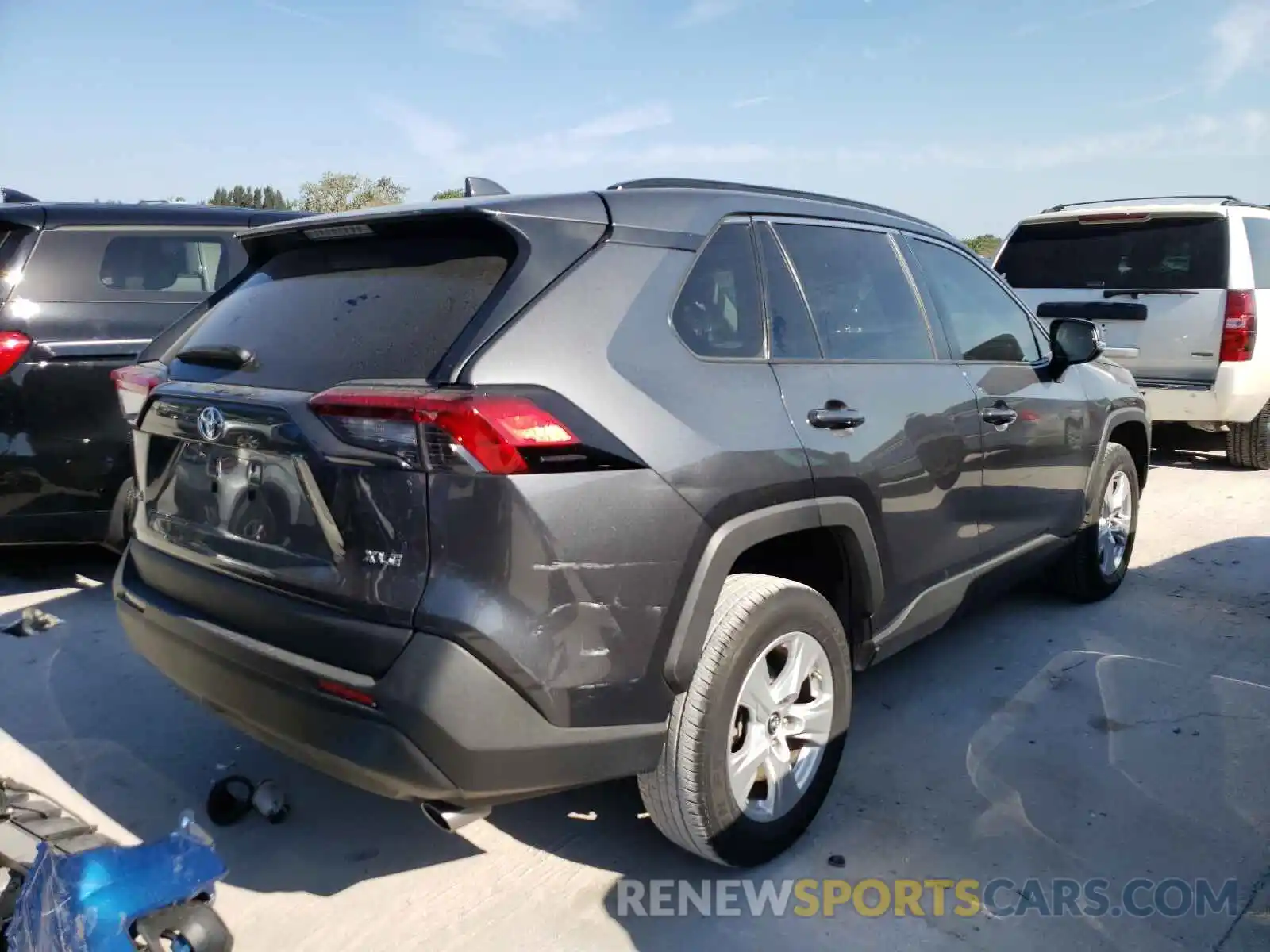 4 Photograph of a damaged car 2T3W1RFV0KC015015 TOYOTA RAV4 2019