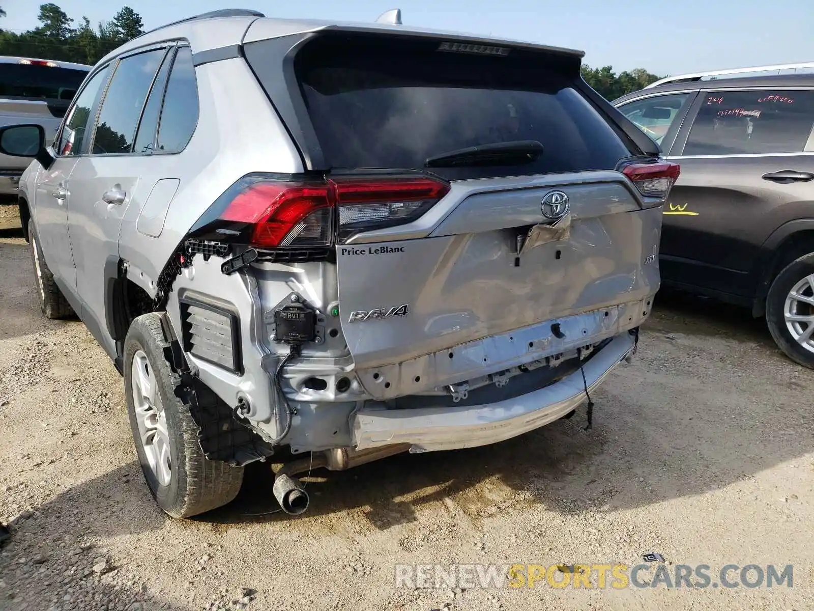 9 Photograph of a damaged car 2T3W1RFV0KC016679 TOYOTA RAV4 2019